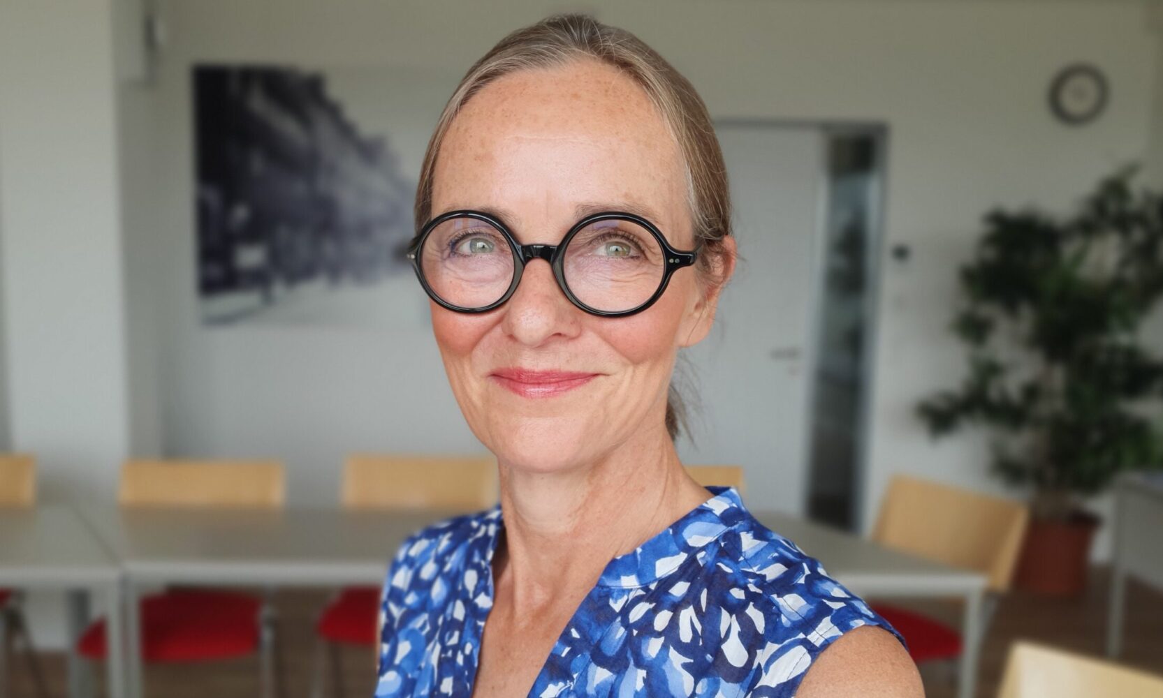 Portraitaufnahme von Inge Würfel, de seit 1994 beim Mieterverein zu Hamburg arbeitet.