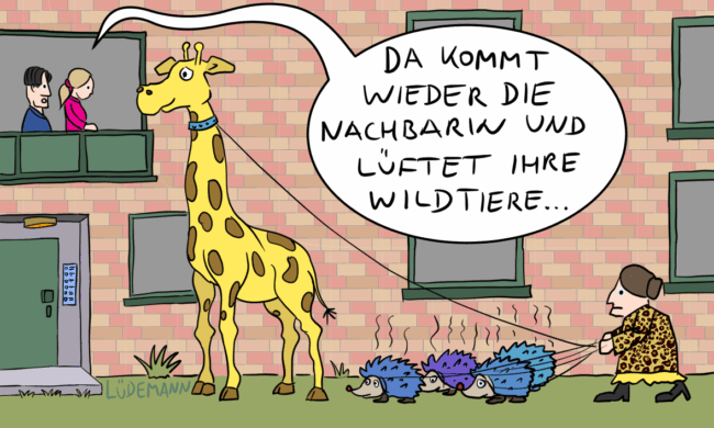 Lustige Illustration von Carsten Lüdemann: Auf dem Balkon im ersten Stock steht ein Paar und schaut auf die Straße. Dort sehen sie eine ältere Dame im Leopardenmantel, die mit ihrer Giraffe und ihren Igeln spazieren geht. Daraufhin sagt der Mann zur Frau: ‚Da kommt wieder die Nachbarin und lüftet ihre Wildtiere…‘