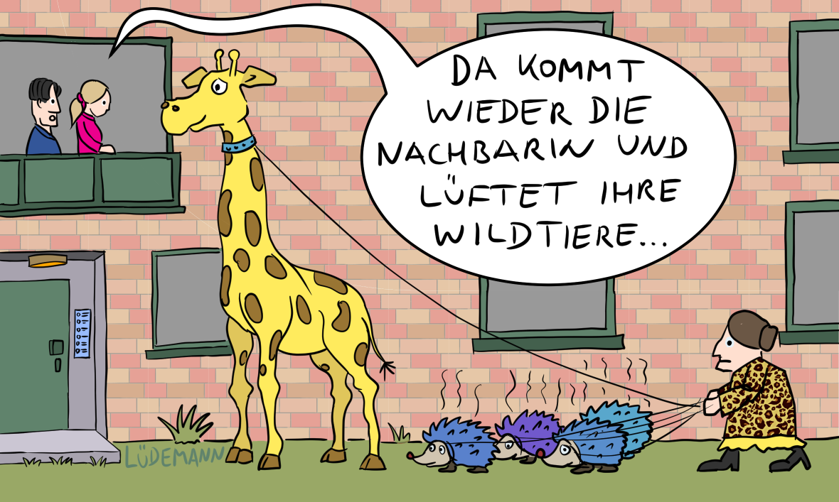 Lustige Illustration von Carsten Lüdemann: Auf dem Balkon im ersten Stock steht ein Paar und schaut auf die Straße. Dort sehen sie eine ältere Dame im Leopardenmantel, die mit ihrer Giraffe und ihren Igeln spazieren geht. Daraufhin sagt der Mann zur Frau: ‚Da kommt wieder die Nachbarin und lüftet ihre Wildtiere…‘