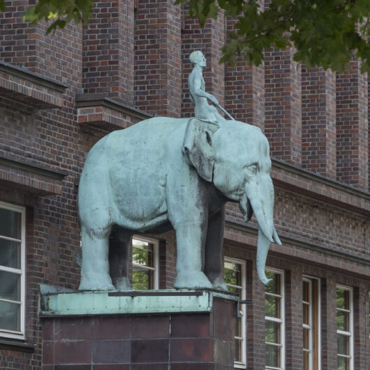 Brahms Kontor Skulptur.