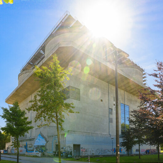 Ehemaliger Flakbunker in Wilhelmsburg: Heute Energiebunker mit Solar- und Biomethan-Anlage – Kraftwerk und Aussichtspunkt im Hamburger Süden