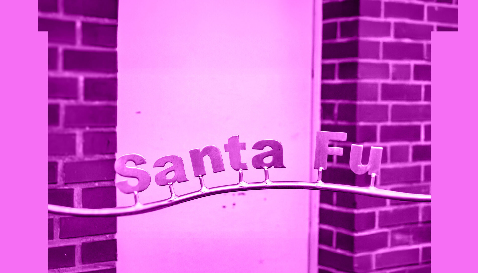Eine aus Metall gefertigte Schrift, auf der ‚Santa Fu‘ steht.