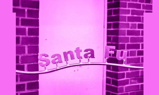 Eine aus Metall gefertigte Schrift, auf der ‚Santa Fu‘ steht.
