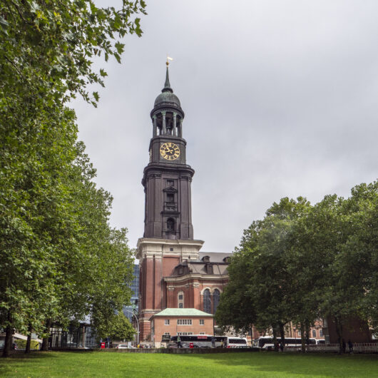 Ein Foto von der Hauptkirche St. Michaelis.
