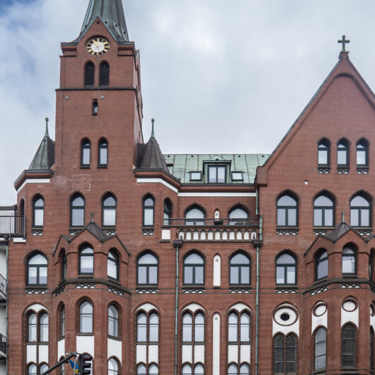 Ein Bild von der schwedische Gustaf-Adolfs-Kirche die unter Denkmalschutz steht.