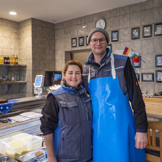 Das Ehepaar Carvalho hat vor 15 Jahren das Traditionsgeschäft Eichrodt übernommen. Foto: Bent Szameitat