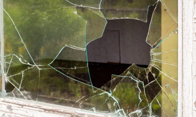 zerrbrochene Fensterscheibe