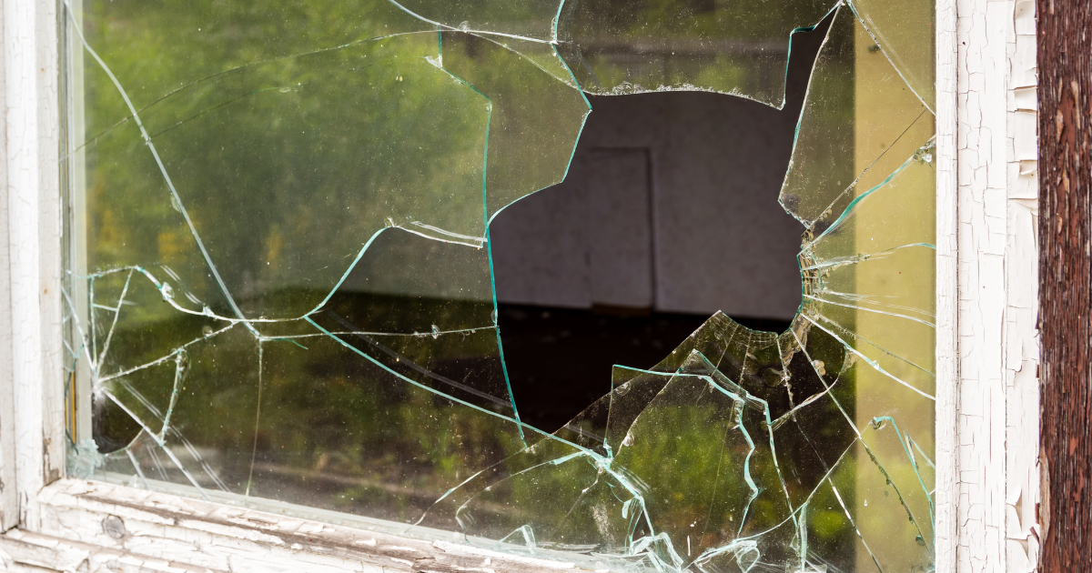 zerrbrochene Fensterscheibe