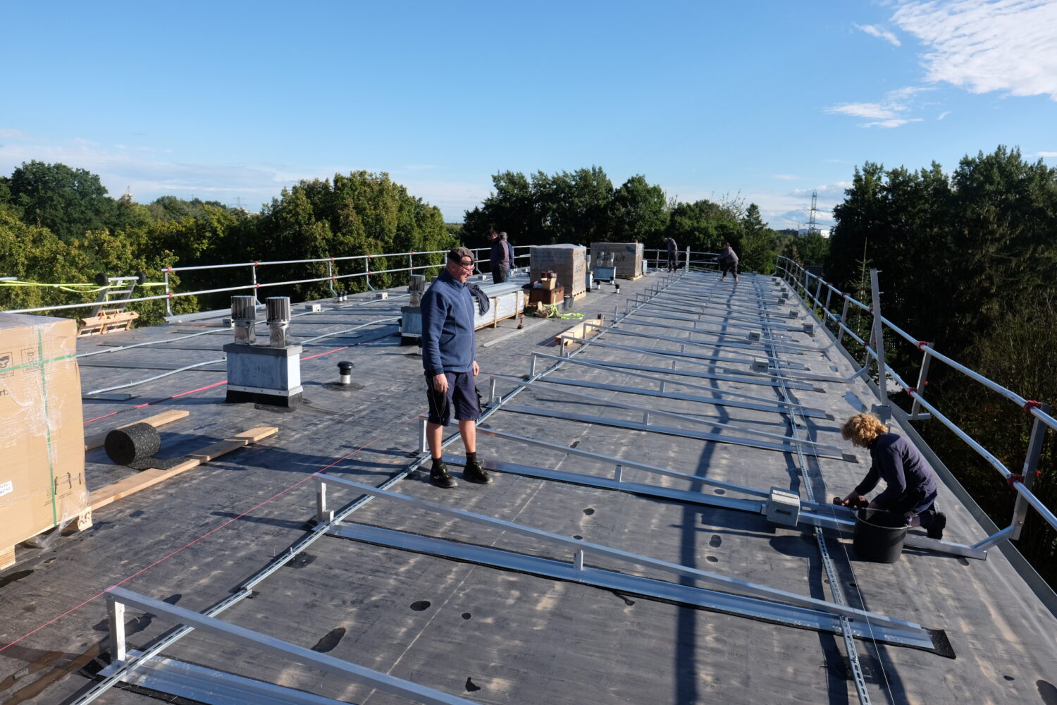 Solarpanele werden auf einem Dach montiert.