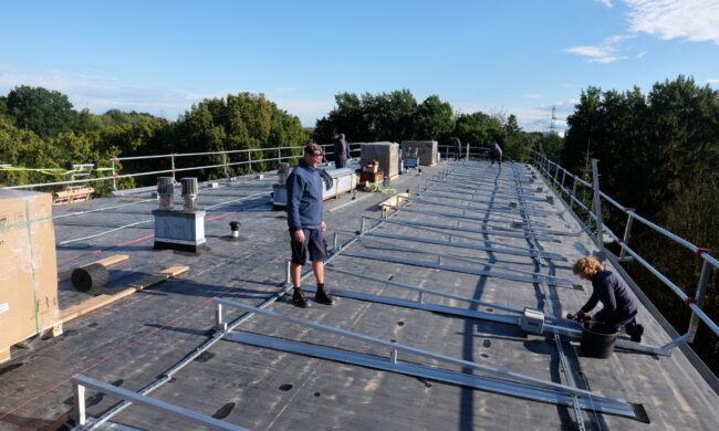 Solarpanele werden auf einem Dach montiert.