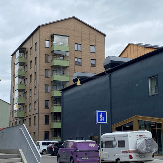 Ansicht einer Straße mit Häusern und Autos