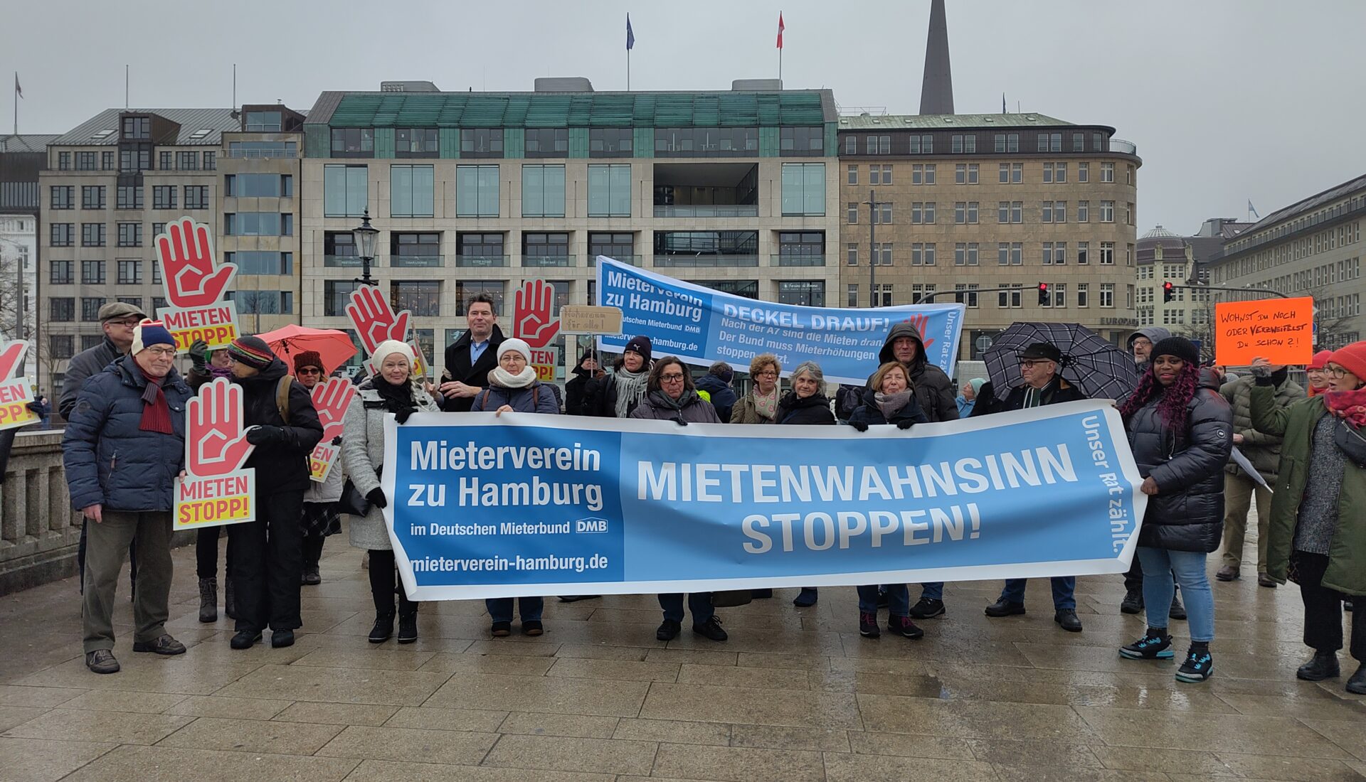 Demonstrierende mit Transparenten am Jungfernstieg in Hamburg.
