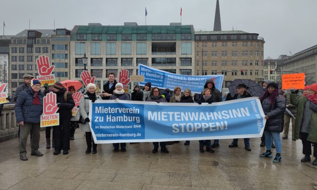 Demonstrierende mit Transparenten am Jungfernstieg in Hamburg.