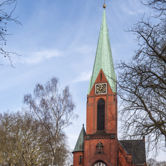 Eine Kirche aus rotem Backstein.