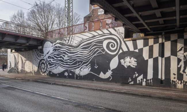 Grafitto an der Wand einer Bahnunterführung an der S-Bahn-Haltestelle Elbgaustraße.