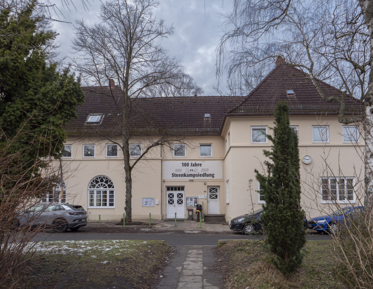 Historisches Wohngebäude mit Bäumen.