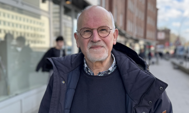 Älterer Mann mit Bart und Brille.