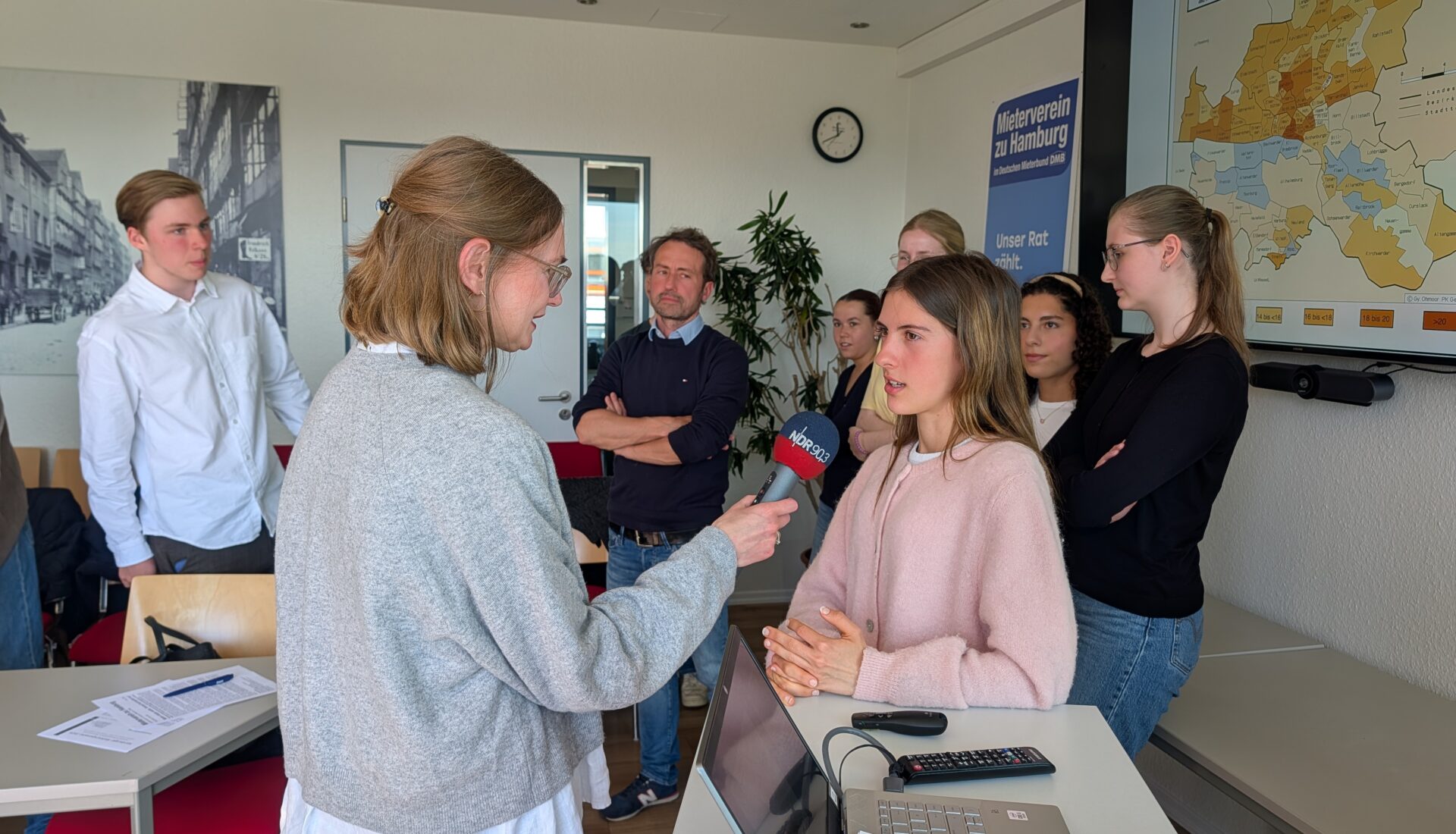 Junge Frau wird interviewt.