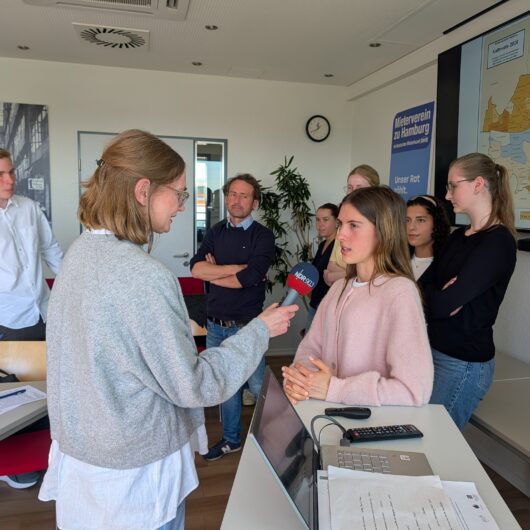 Die Schüler:innen des Gymnasiums sprachen mit Pressevertreter:innen über ihre Studien-Ergebnisse. Foto: Salewski
