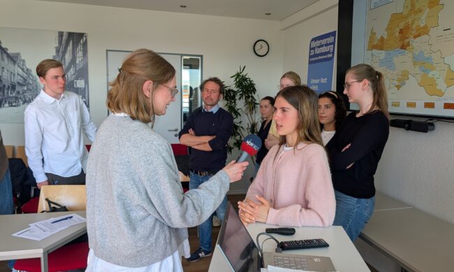 Junge Frau wird interviewt.