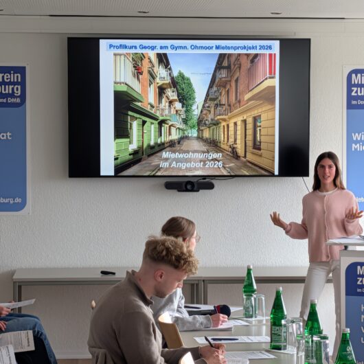 Die Schüler:innen stellten die Erbnisse ihrer Mietenstudie der Öffentlichkeit vor. Foto: Salewski