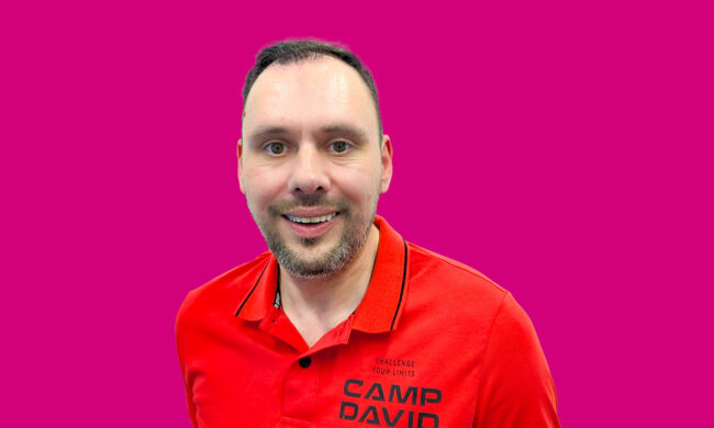 Man mit rotem Polo-Shirt